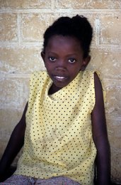 Child;-Comoros-Archipelago;-Daily-life;-France;-Girl;-Indian-Ocean;-Kaleidos;-Kaleidos-images;-La-parole-à-limage;-Laurent-Abad;-Mayotte;-Polka-dot-dress;-Portrait;-Stories-Pictures;-Wall